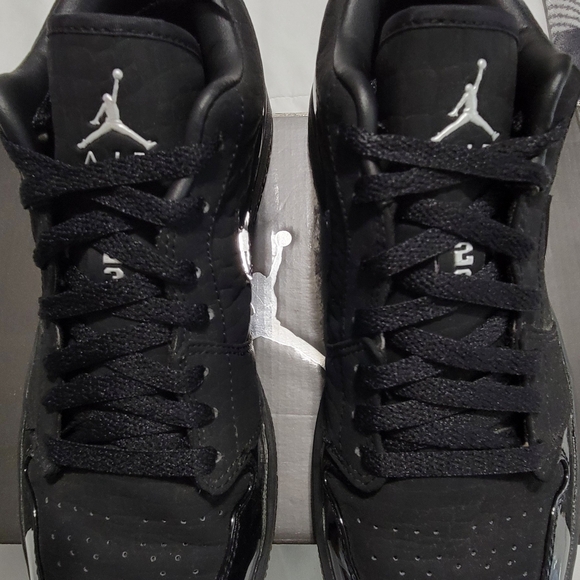 Jordan Retro 1's low sz 9 black - Picture 3 of 6